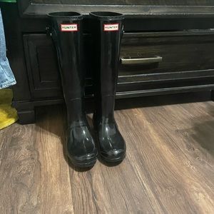 Black Hunter boots. Size 8. Slightly worn.
